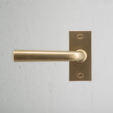 Manilla para puertas Apsley con placa corta (fija) - Latón pulido