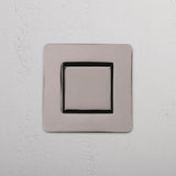 Interruptor central para control de la luz sobre fondo blanco: Interruptor individual de balancín en níquel pulido y negro (Cent.)