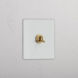 Interruptor individual de palanca en latón antiguo y traslúcido, elegante - Accesorio simple para control de luces